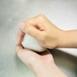 もうラップは使わない。「おにぎり」を握るのに適した意外なアイテムとは？「キッチンにあるもので」