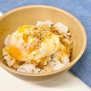 濃厚でやみつきになる…。5分で完成「温泉卵のスタミナ漬け丼」の作り方