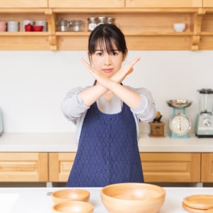 節約のために冷蔵庫の温度設定「弱」のままだった…。キッチンでやりがちな“夏のNG節約”
