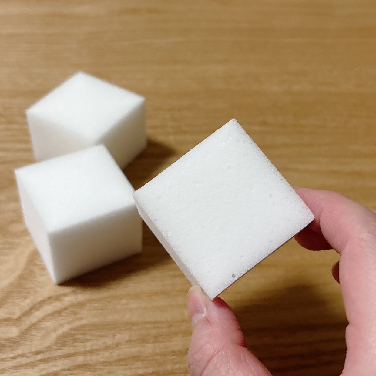  「メラミンスポンジ」で劣化する…！家の中の“使用NGな場所”3つ「ツヤがなくなるかも…」 