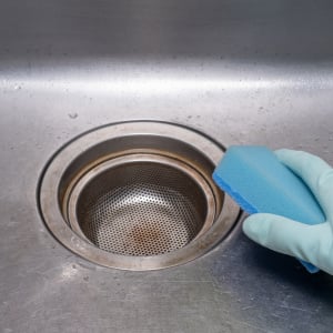 キレイにするつもりが逆に劣化する…。「キッチンの排水口」にやりがちな“NGお手入れ”3つ