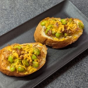 「フランスパン」にチーズと一緒にのせて焼くと格段においしくなる食材「朝食にいい」「子どもも喜ぶ」
