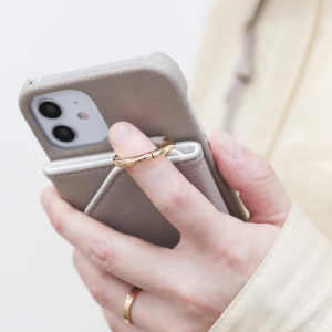 【iPhone】「スマホのカバー、実は結構見られてる…！」シンプルだけどおしゃれなスマホカバー3選