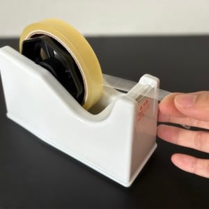 知っておくと便利！「透明テープ」に指紋がつかないワザ→ラッピングの仕上がりもキレイ！