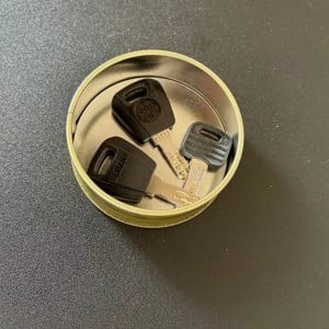 キーホルダーだと邪魔になる…。実践しやすい「カギ管理」テク→「すぐ自分の鍵だとわかって便利！」