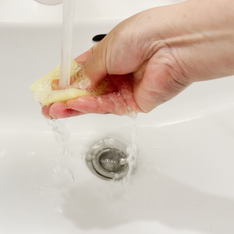  もっと早く教えて。洗剤いらず！こするだけで「洗面台」がピカピカになる簡単掃除テク「マネしたくなる」 