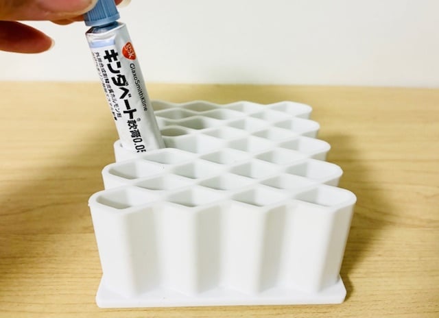 チューブ式の軟膏を立てて管理・収納できる