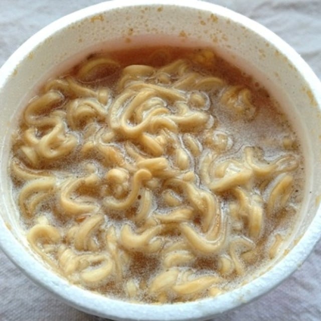  ギトギト油で“排水管を汚さない”カップ麺の汁の捨て方→「粉を入れるの？」「アウトドアでも使えそう」 
