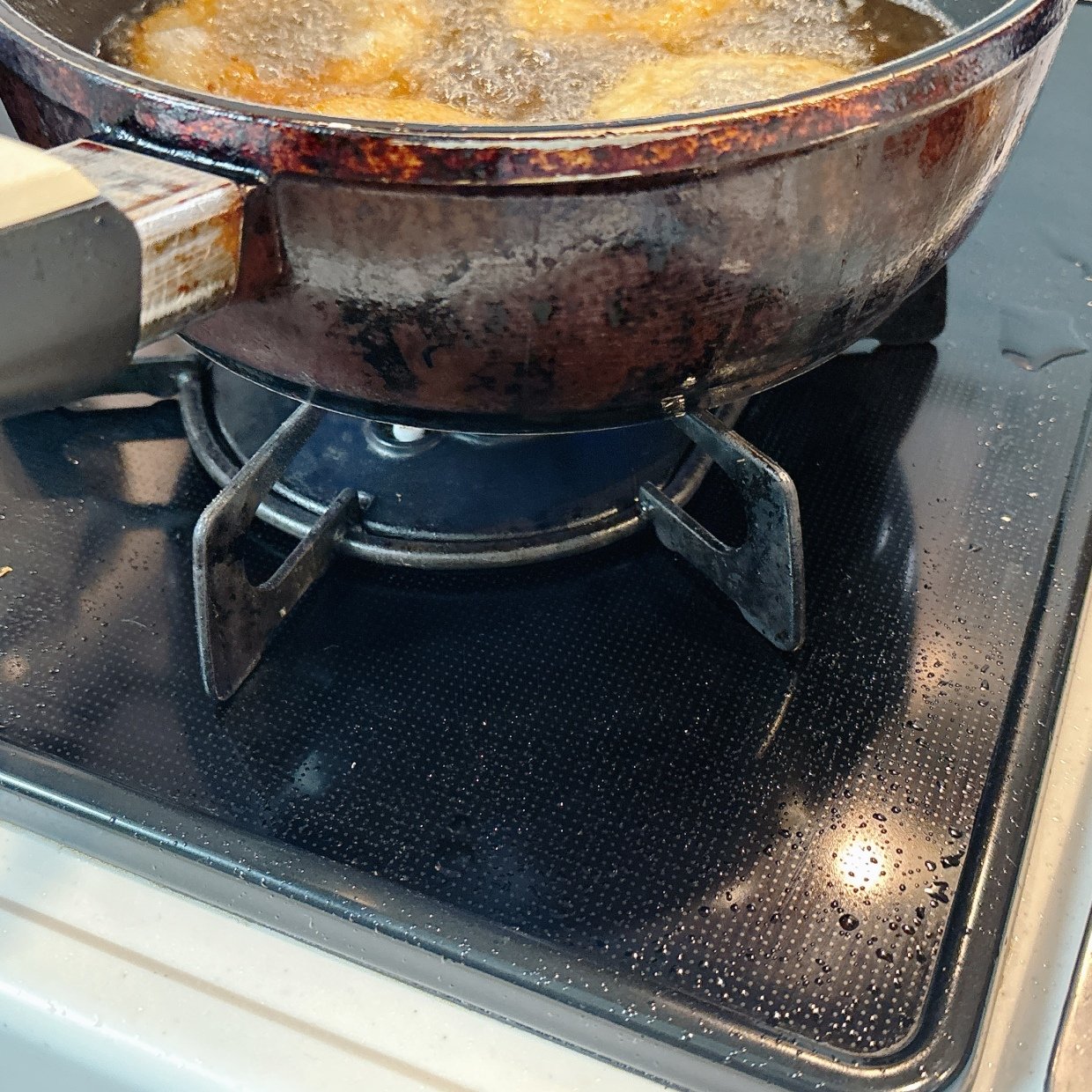  もう面倒じゃない！揚げ物後の「ガスコンロ」のベタベタ油汚れのリセット掃除術「シュッと拭くだけ」 