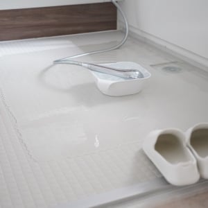 凸凹すき間に汚れが溜まる…。「お風呂の床」を"お家に必ずあるもの"でピカピカにする【意外な掃除テク】