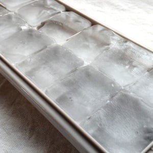 製氷皿の氷が外れない…！簡単にスルッと外すテク「力はいらない」「知っていると便利」