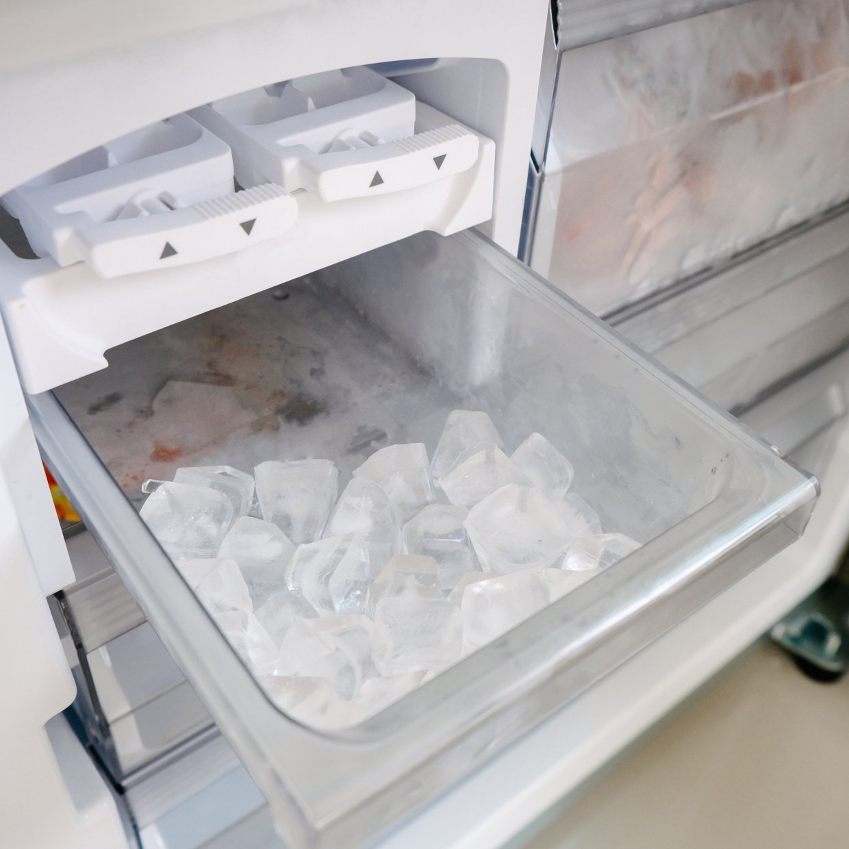  雑菌だらけの氷になってない？透明でもキレイとは限らない「製氷機」の夏前お手入れ掃除テク 