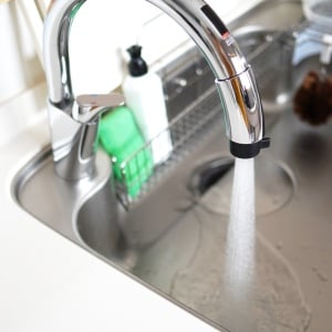 「キッチン排水口」の流れが悪くなったと感じる原因は？「いつもやってた…」「修理が必要になるかも」
