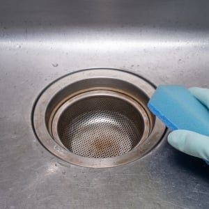 「キッチン排水口」の流れが悪くなった…自分で対処する時の注意点とは？「普段のメンテが大切」