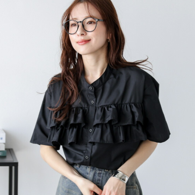  シンプルなのに1枚着るだけで「こなれ感」。この夏着たい、きれいめ半袖トップス3選 