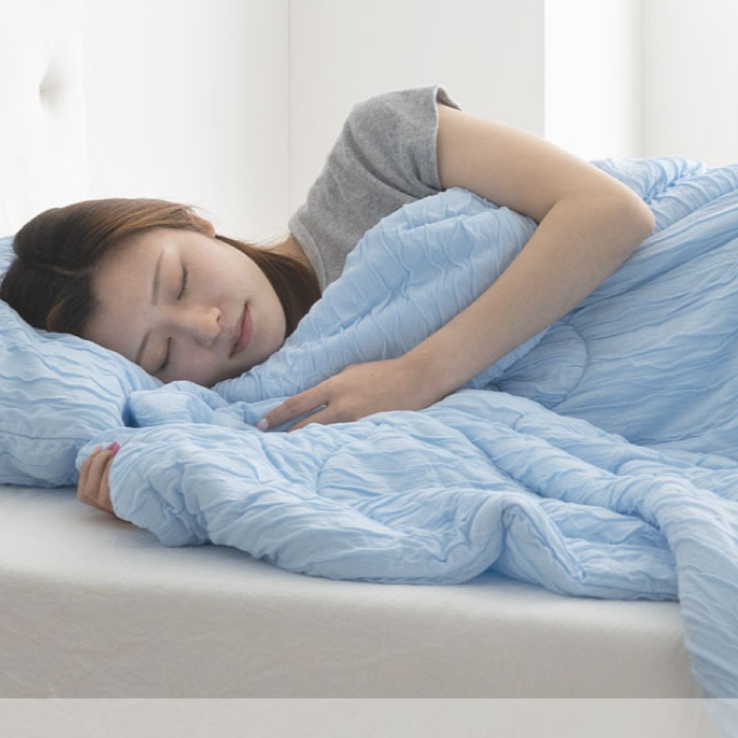  「もっと早く買えばよかった…」寝苦しい夜も触れるだけでひんやり快適。肌触りも極上【冷感かけ布団3選】 