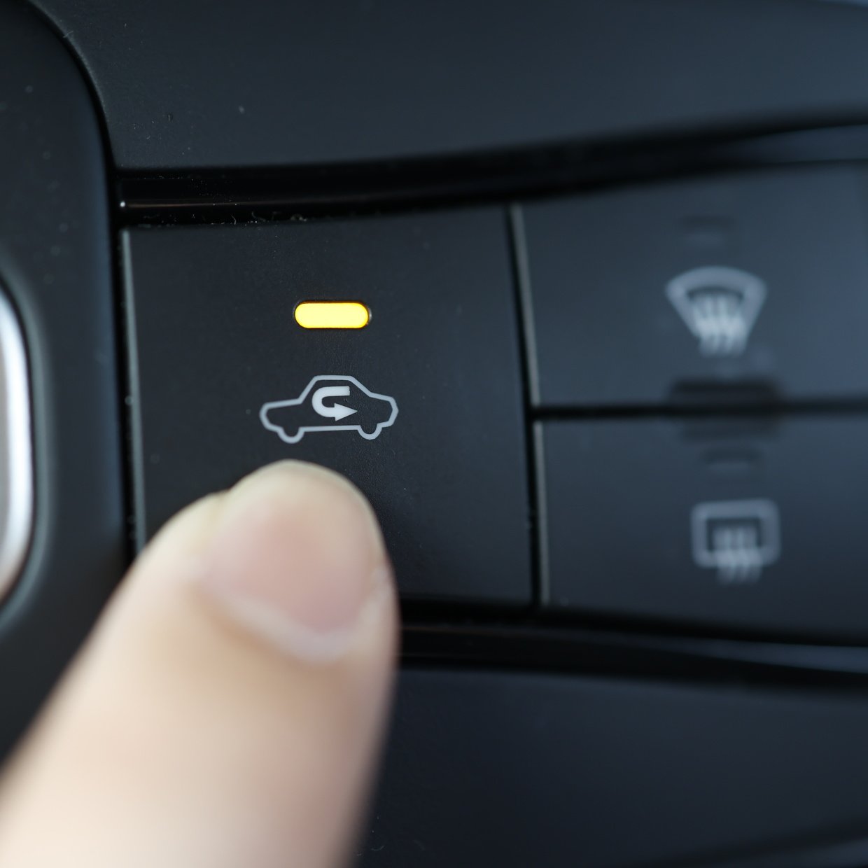  危険…！車の「内気循環」つけっぱなしはNGな“3つの理由”「眠くなるんだ…」 