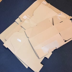 道具は不要！「段ボール」の山がすっきり片づく便利なワザ「持ち運びもラク」「ポケットを作る？」