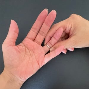 指輪が抜けない…！切らずにスルッと外せる“意外な方法”→「洗面所にあるものが役立つ！」