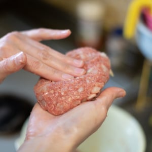 ハンバーグをこねた“ぬるぬるの手”を効率的にキレイにする“意外な調味料”「やってみる」