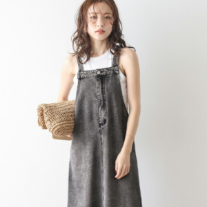 大人カジュアルがおしゃれ。40歳から似合う「上品サロペット」3選