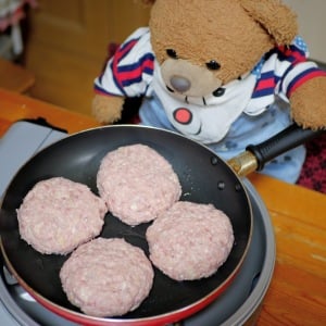 節約の定番食材「厚揚げ」で作る“かさましハンバーグ”「美味しくボリュームアップ！」