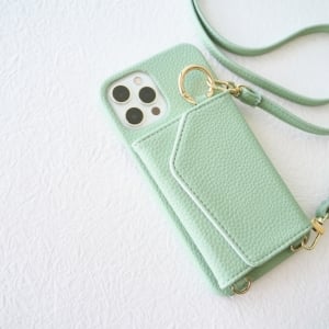 「便利だけどやめた！」40代前後の女性が「スマホショルダー」をやめたリアルな理由