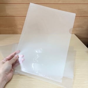 「クリアファイル」を一部切るだけで？「使い道が広がる」「便利！」「今までやらなかったことに後悔」