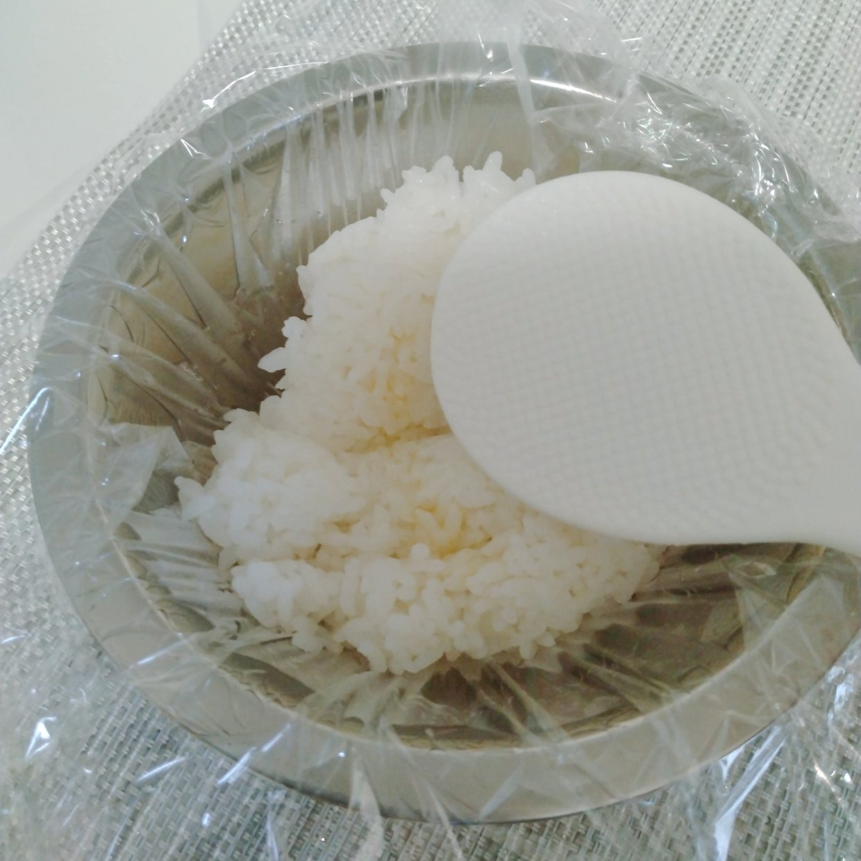  知らなかった。握る前に混ぜるだけ！夏の「おにぎり」が傷みにくくなる“意外な調味料” 