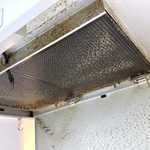 1年油汚れを放置した「換気扇」の汚れを“強力な洗剤を使わず”ピカピカにする掃除ワザ
