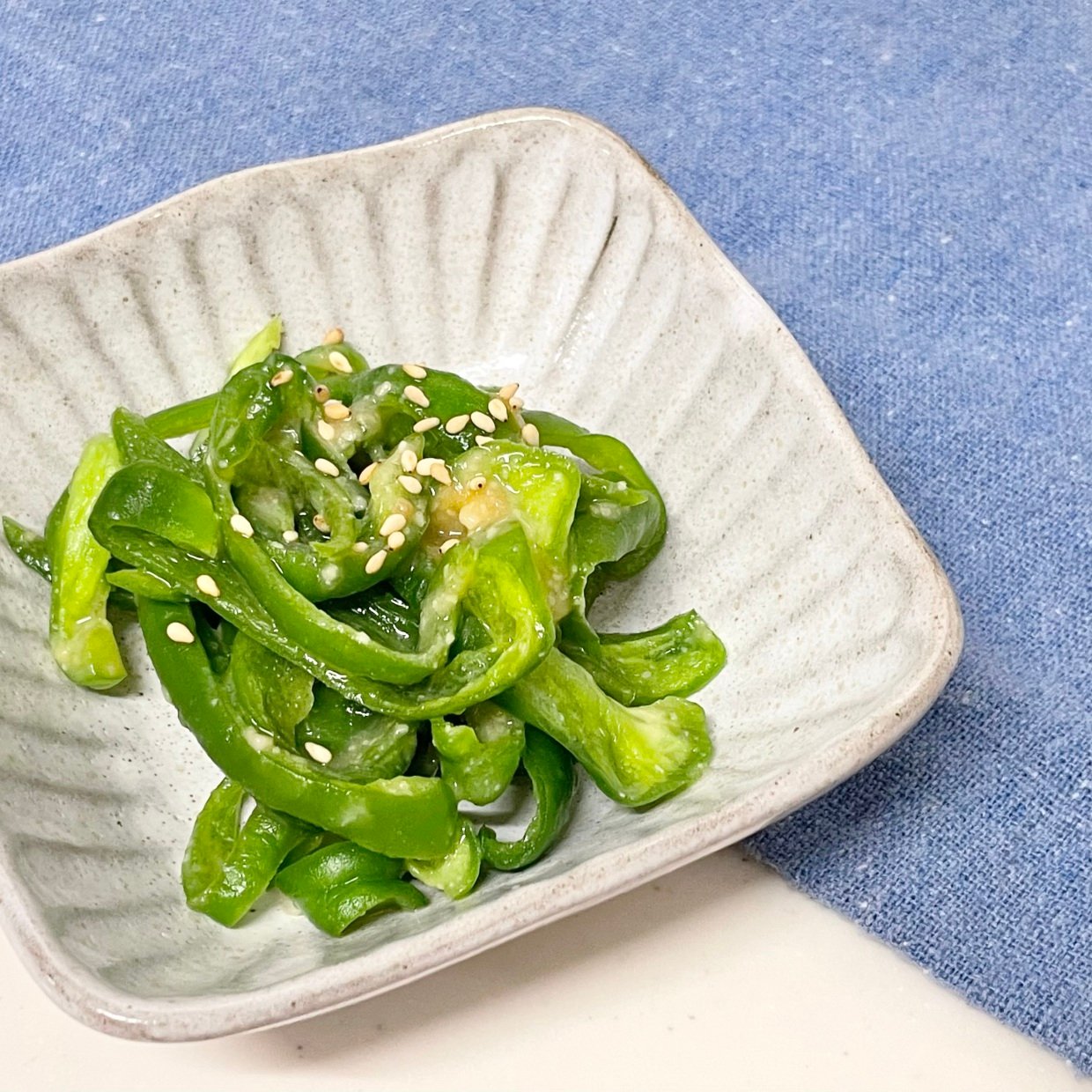  「ピーマン」が格段においしく食べられる！一度食べたらやみつきになる調味料の組み合わせ「漬けるだけ」 