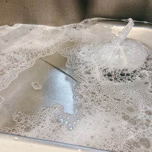 シンクにお湯をためると…？「キッチンの排水管」をスッキリきれいにする掃除テク