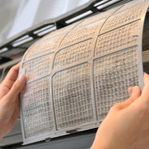 「エアコン」の寿命が縮む。やってはいけない“NG掃除”3つ「間違うと逆効果」「夏に故障したら大変」