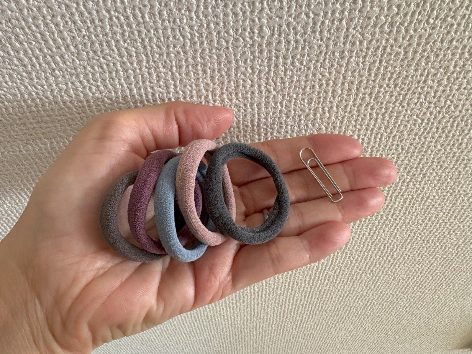 洗えるヘアゴムとクリップだけ用意すればOK!