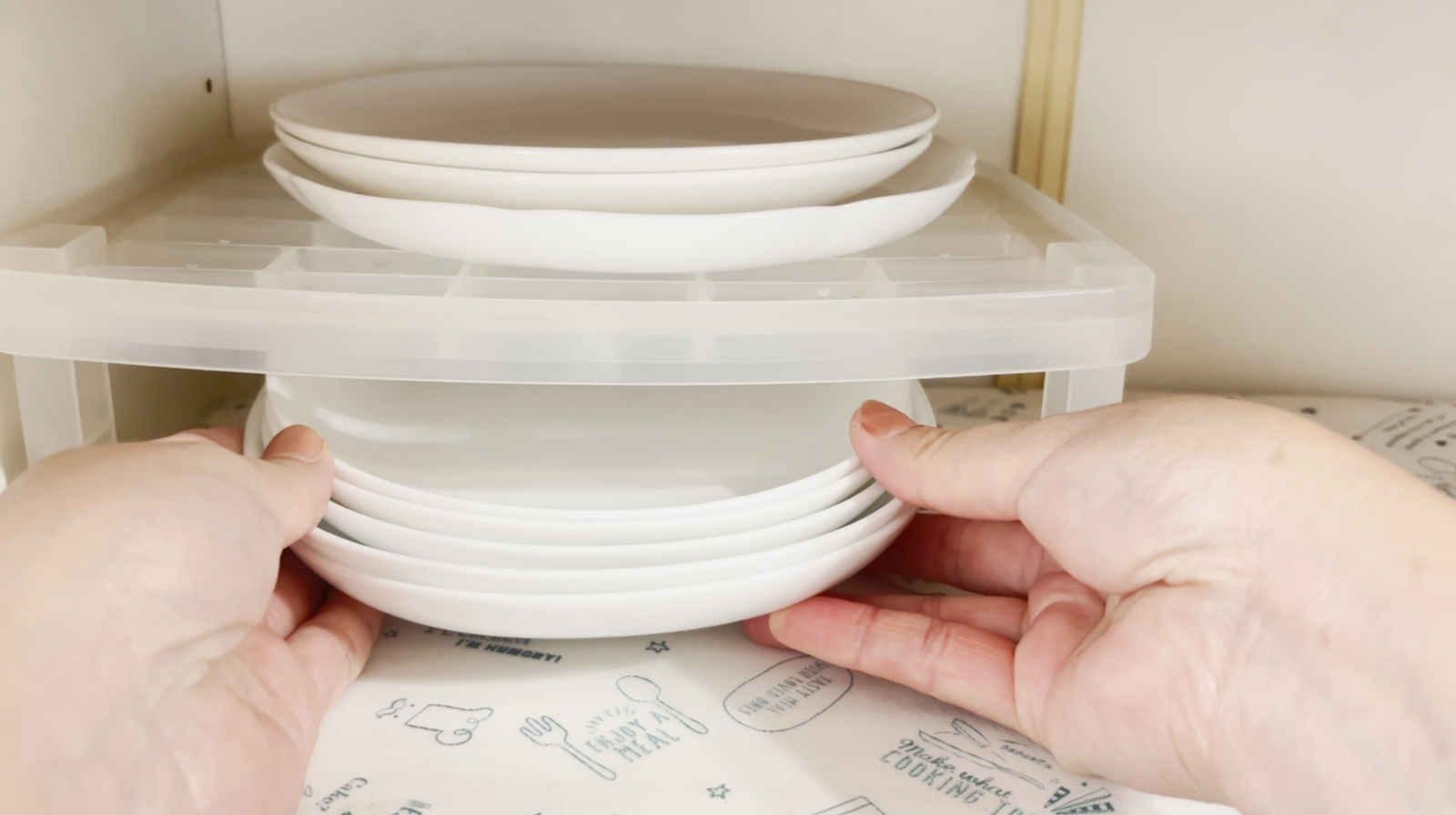 食器棚　使用年数3年　掃除してお渡しします　 全部出すのが面倒→「食器棚」は“1段ずつ”でOK！ サッと整うラクラク