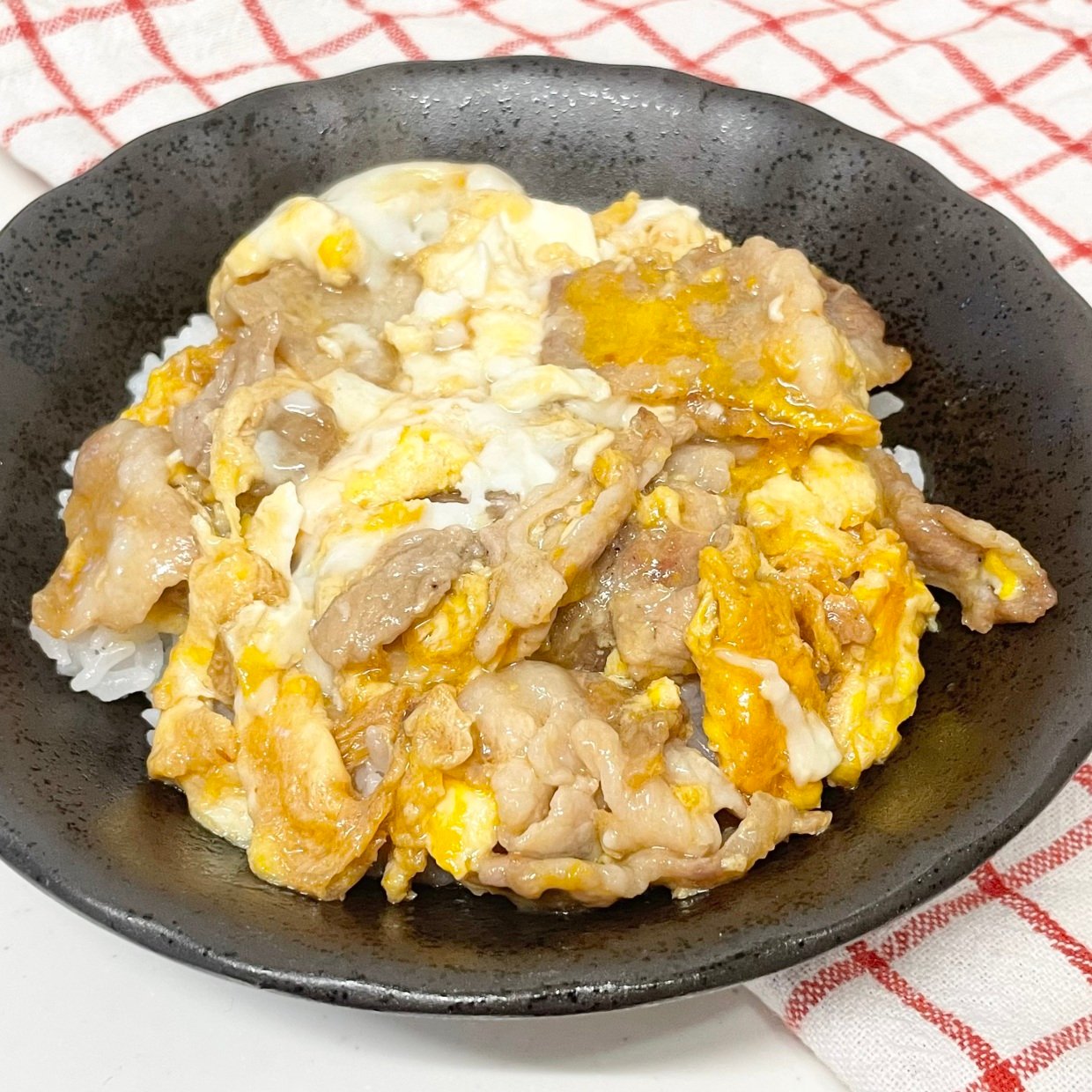  「ビタミンB1で疲労回復」「栄養満点！」とろとろの卵がたまらない…「てりたま豚丼」の作り方 