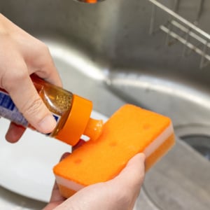 「食器用洗剤」の“詰め替えボトル”の目からウロコの使い方「フタが…」「詰め替えない発想はなかった」