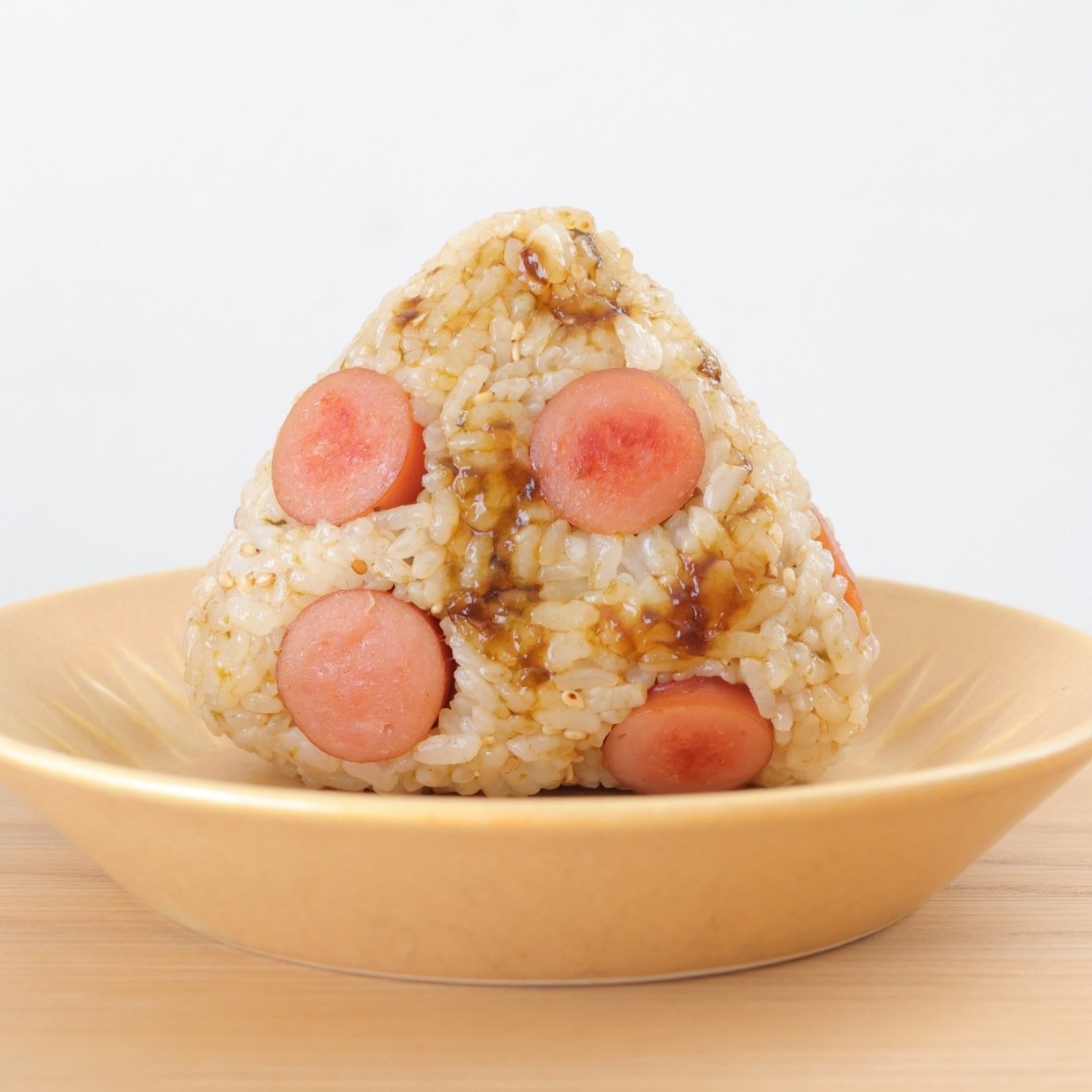  「子どもウケ抜群！」ボリューム大な“おにぎり”。ひと手間プラスでやみつきな味わいになる方法 