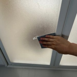 たった10分！「浴室扉」の“隠れカビ”を防ぐ3つのステップ「放置してた…」「運気も上がる！」