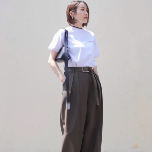 40歳からの大人可愛い「ロゴTコーデ」の着こなし3選