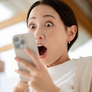 【LINE】え？できるの？既読をつけずに“全文スクロール”で読む裏ワザ「知らなかった…」「すごい！」