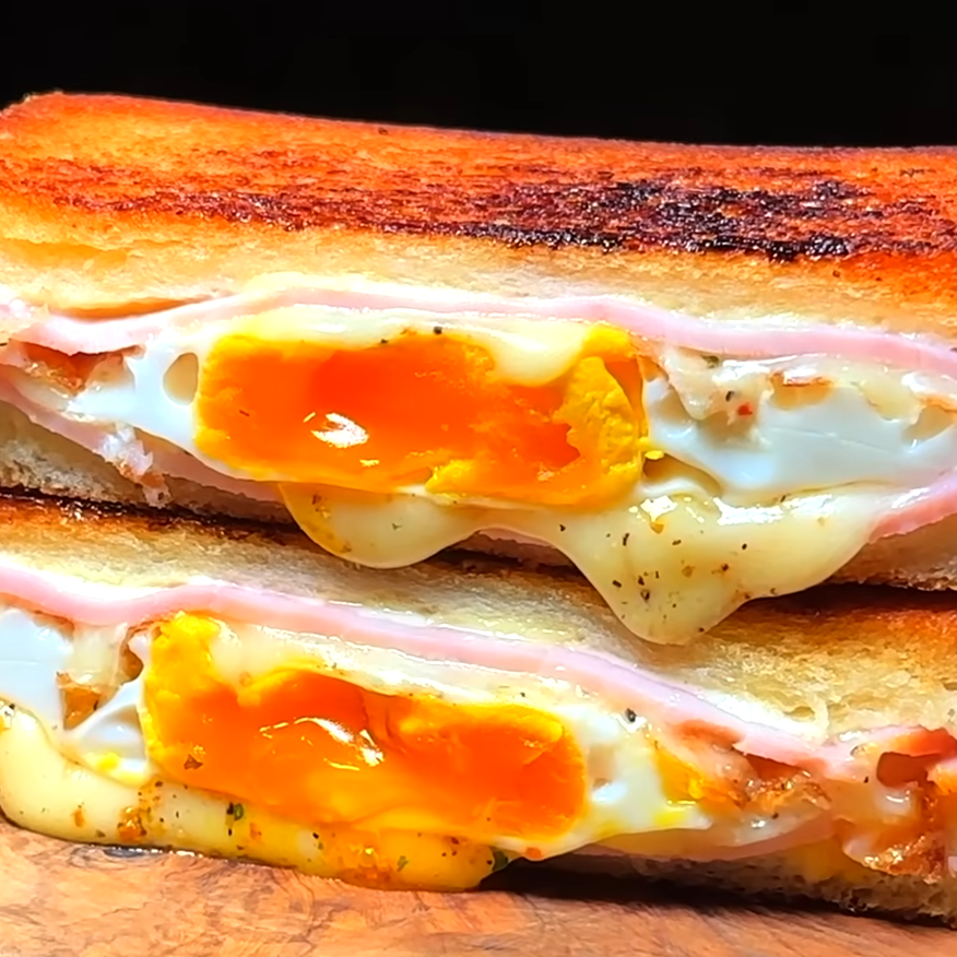  黄身は半熟、チーズはとろける！フライパンで簡単に作れる洋食屋のホットサンドの作り方 