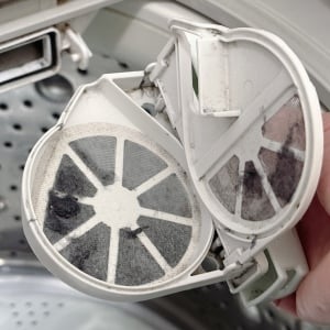 洗濯機の寿命を縮めるリスクも…。洗濯機の「糸くずフィルター」のラクラク掃除術「つけ置きで簡単」
