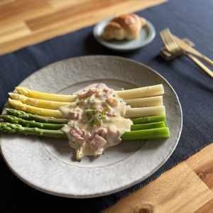 旬の「アスパラ」1本まるごと焼くだけ！さっぱり食べられる白いソースの味付けとは？「おもてなしに」