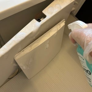 カビ・ヌメリを一掃！夏の大掃除でやりたい“お風呂のエプロン掃除”「運気もアップ」「達成感がすごい」