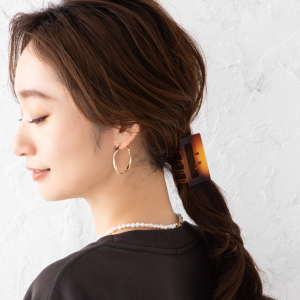 髪を“まとめただけ”なのにオシャレな人になれる。つけるだけで垢抜ける【上品ヘアクリップ3選】