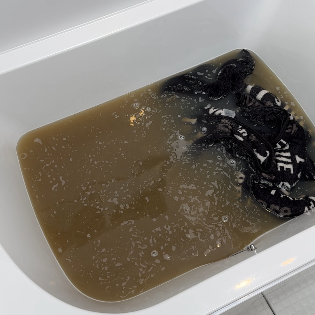  「クッション」から信じられない汚水が…。生活臭や汚れをごっそり落とす【プロの洗濯術】 