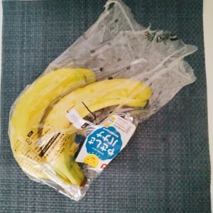 袋に巻かれた「赤いテープ」を“簡単にスルッとはがす”裏ワザ「道具不要」「早く知りたかった」
