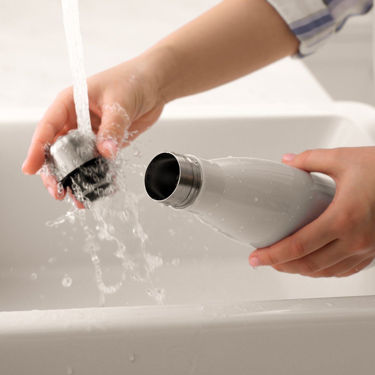  キレイにするつもりが逆効果！「ステンレス水筒」が劣化する“NGな洗い方4つ”「気を付ける」 