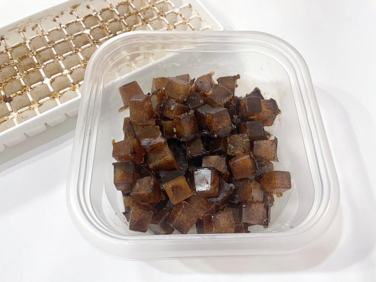製氷器にコーヒーを注ぎ、冷凍庫で凍らせるだけ!